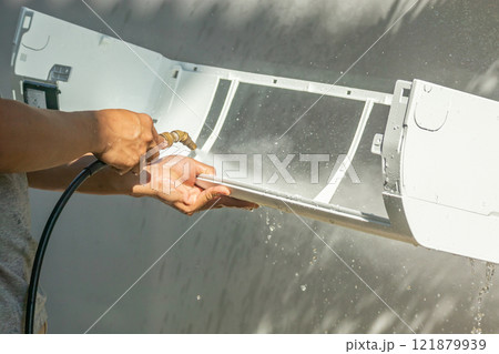 air conditioning cleaning service with water spray 121879939