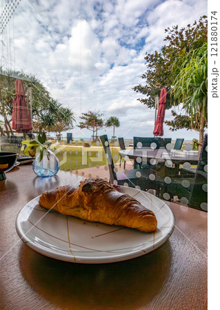 青い海が見えるレストランがあるシェラトン沖縄 サンマリーナリゾートの朝食、焼きたてクロワッサン 青い海が見えるレストランがあるシェラトン沖縄 サンマリーナリゾートの朝食、焼きたてクロワッサン 121880174
