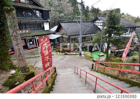大岩山日石寺の参道(富山県上市町) 121880380