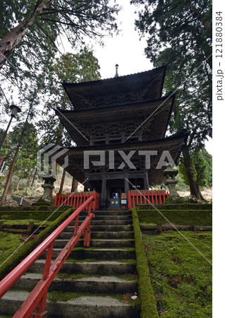 大岩山日石寺の三重塔(富山県上市町) 大岩山日石寺の三重塔(富山県上市町) 121880384