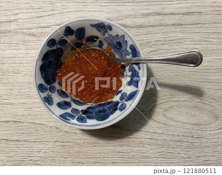 小皿に盛られたいくらとスプーン 小皿に盛られたいくらとスプーン 121880511