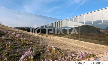 下瀬美術館の中庭を映す企画展示室のミラーガラス 121880526