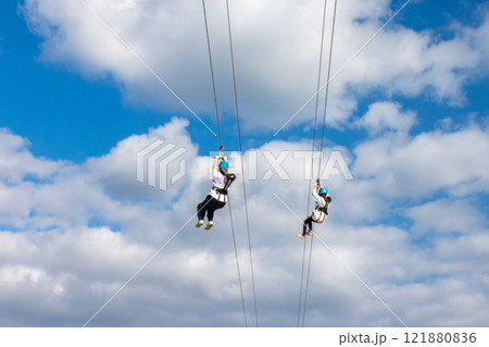 白い砂浜に青い海と空。シェラトン沖縄サンマリーナリゾートにある海上ジップライン 白い砂浜に青い海と空。シェラトン沖縄サンマリーナリゾートにある海上ジップライン 121880836