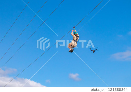 白い砂浜に青い海と空。シェラトン沖縄サンマリーナリゾートにある海上ジップライン 白い砂浜に青い海と空。シェラトン沖縄サンマリーナリゾートにある海上ジップライン 121880844
