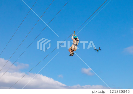 白い砂浜に青い海と空。シェラトン沖縄サンマリーナリゾートにある海上ジップライン 121880846