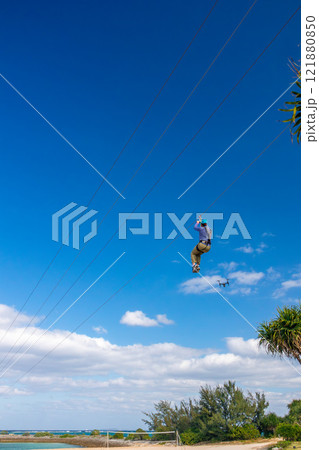 白い砂浜に青い海と空。シェラトン沖縄サンマリーナリゾートにある海上ジップライン 白い砂浜に青い海と空。シェラトン沖縄サンマリーナリゾートにある海上ジップライン 121880850