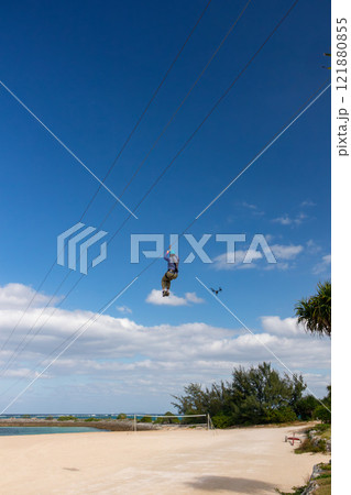 白い砂浜に青い海と空。シェラトン沖縄サンマリーナリゾートにある海上ジップライン 白い砂浜に青い海と空。シェラトン沖縄サンマリーナリゾートにある海上ジップライン 121880855
