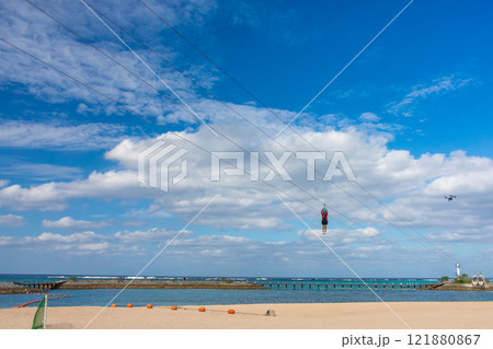 白い砂浜に青い海と空。シェラトン沖縄サンマリーナリゾートにある海上ジップライン 121880867