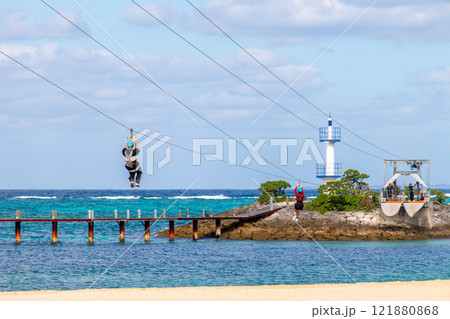 白い砂浜に青い海と空。シェラトン沖縄サンマリーナリゾートにある海上ジップライン 121880868
