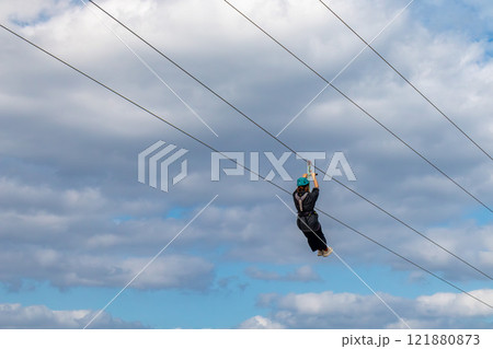 白い砂浜に青い海と空。シェラトン沖縄サンマリーナリゾートにある海上ジップライン 白い砂浜に青い海と空。シェラトン沖縄サンマリーナリゾートにある海上ジップライン 121880873