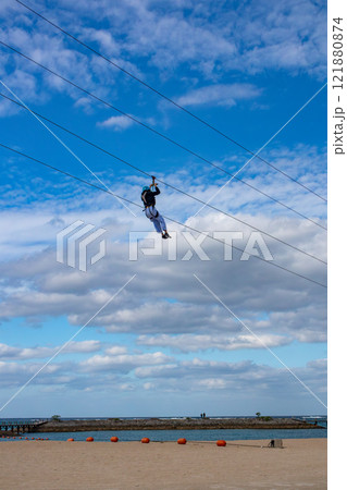 白い砂浜に青い海と空。シェラトン沖縄サンマリーナリゾートにある海上ジップライン 121880874