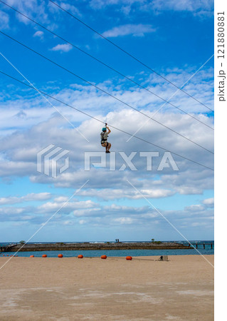 白い砂浜に青い海と空。シェラトン沖縄サンマリーナリゾートにある海上ジップライン 白い砂浜に青い海と空。シェラトン沖縄サンマリーナリゾートにある海上ジップライン 121880881