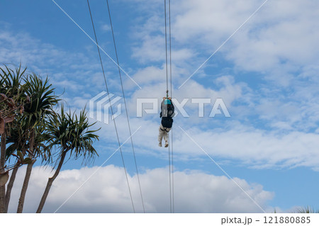 白い砂浜に青い海と空。シェラトン沖縄サンマリーナリゾートにある海上ジップライン 白い砂浜に青い海と空。シェラトン沖縄サンマリーナリゾートにある海上ジップライン 121880885