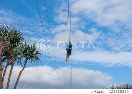 白い砂浜に青い海と空。シェラトン沖縄サンマリーナリゾートにある海上ジップライン 121880886
