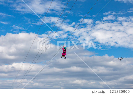 白い砂浜に青い海と空。シェラトン沖縄サンマリーナリゾートにある海上ジップライン 白い砂浜に青い海と空。シェラトン沖縄サンマリーナリゾートにある海上ジップライン 121880900