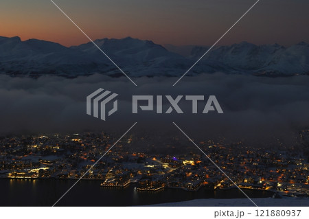 トロムス市内の街並み 121880937