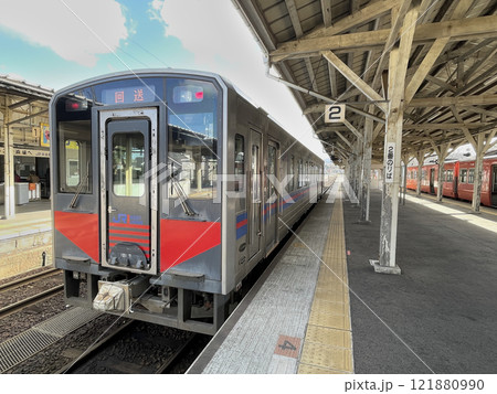 JR西日本キハ126系気動車　両運転台付単行車 右側はキハ47 121880990