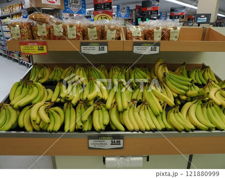 San Remo IGA Plus Liquorのバナナコーナ　Victoria　Australia 121880999
