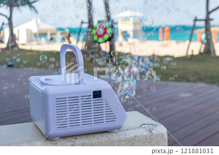 電動のバブルマシン。しゃぼん玉が出る電動マシーン 電動のバブルマシン。しゃぼん玉が出る電動マシーン 121881031