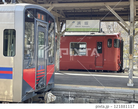 JR西日本キハ126系気動車 両運転台付単行車 右側奥はキハ47 JR西日本キハ126系気動車 両運転台付単行車 右側奥はキハ47 121881117