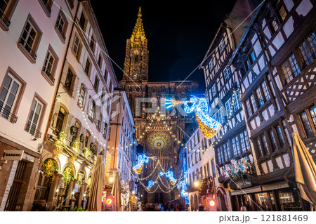 フランス　ストラスブール　ノートルダム大聖堂前のイルミネーション 121881469