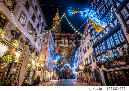 フランス　ストラスブール　ノートルダム大聖堂前のイルミネーション 121881471