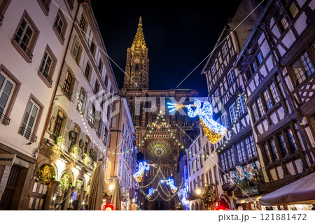 フランス　ストラスブール　ノートルダム大聖堂前のイルミネーション 121881472
