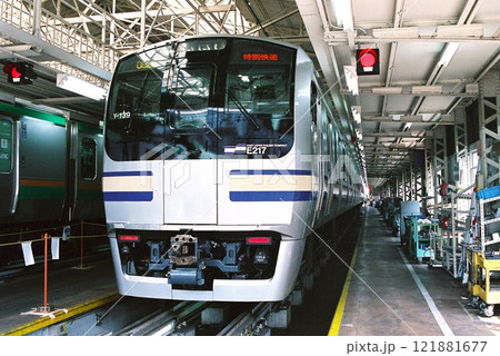 車両基地に停車する特別快速表示のE217系 車両基地に停車する特別快速表示のE217系 121881677