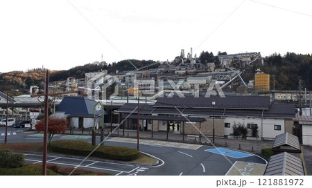 JR信越線の安中駅駅舎と背後に見える東邦亜鉛安中精練所 121881972