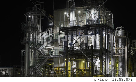 信越化学工業磯部工場のプラント夜景 121882878