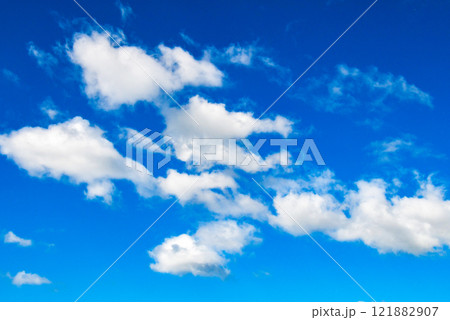 青空に浮かぶ雲 青空に浮かぶ雲 121882907