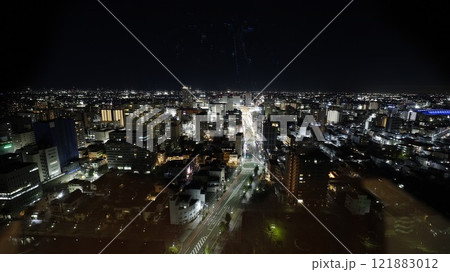 高崎市役所の展望ロビーから見たJR高崎駅方向の夜景、中央の道は「シンフォニーロード」 121883012