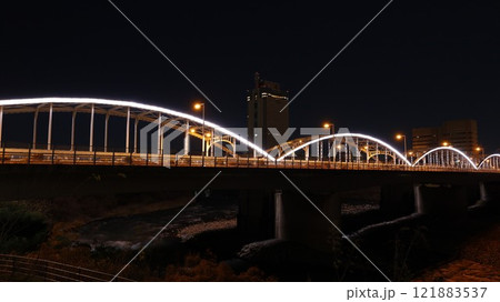 ライトアップされた群馬大橋、背後にある高層ビルは群馬県庁 ライトアップされた群馬大橋、背後にある高層ビルは群馬県庁 121883537