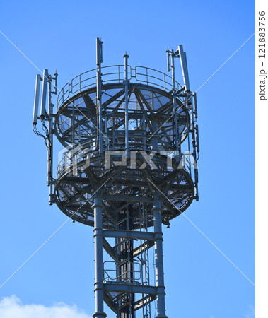 通信イメージ(電波塔:基地局) 通信イメージ(電波塔:基地局) 121883756