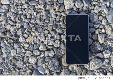 小石の道に落ちたスマートフォン 小石の道に落ちたスマートフォン 121885623