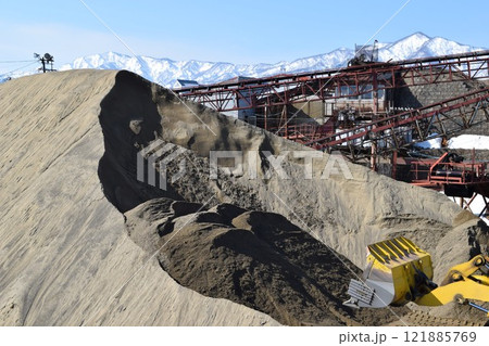 砕石工場 建設資材の生産現場 121885769