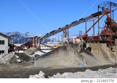 砕石工場 建設資材の生産現場 121885770