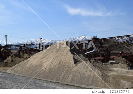 砕石工場 建設資材の生産現場 砕石工場 建設資材の生産現場 121885772