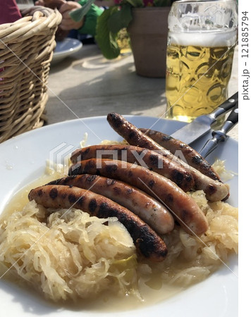 美味しいソーセージとビール 美味しいソーセージとビール 121885794