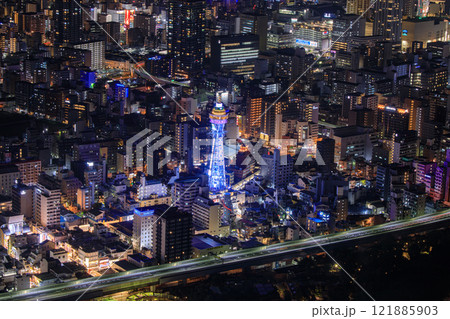 大阪府、あべのハルカスから見下ろす通天閣と新世界の夜景 121885903