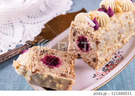 Travel Cake, Gateaux de Voyage with white chocolate ganache 121886031