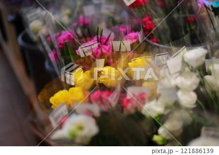 仏壇にお供えする花 121886139