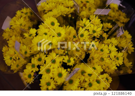 仏壇にお供えする花 121886140