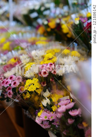 仏壇にお供えする花 仏壇にお供えする花 121886142