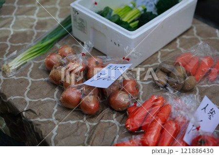 日曜市で売られる野菜 日曜市で売られる野菜 121886430