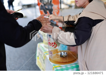 日曜市で売られる飴湯 121886471
