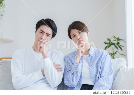 考える夫婦 121886583
