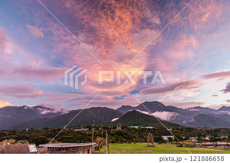 夕焼け　神が宿る島　洋上アルプス屋久島(夏 121886658