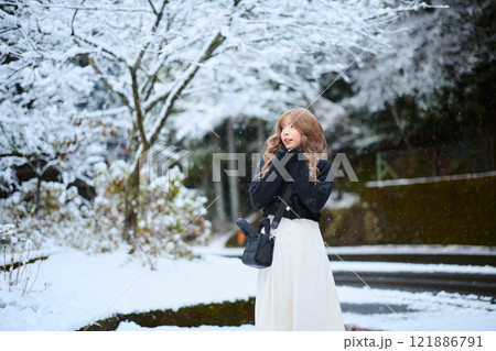 雪の中で散歩する女性 雪の中で散歩する女性 121886791