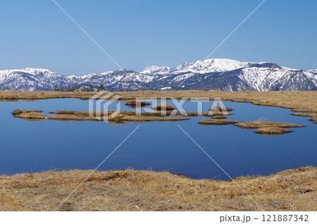 早春の尾瀬・アヤメ平の池塘と残雪の平ヶ岳 早春の尾瀬・アヤメ平の池塘と残雪の平ヶ岳 121887342
